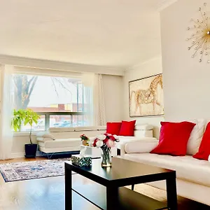 Sunny House - Main Floor, Free Parking, In Guest house